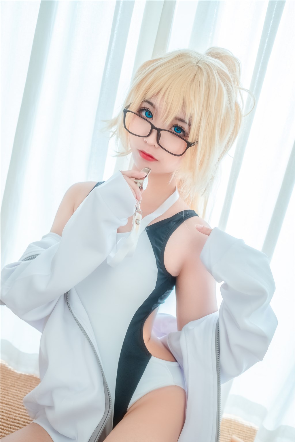 91黑料网快讯:露天酒吧中偶像与情人低语传情,温柔互动令人感动