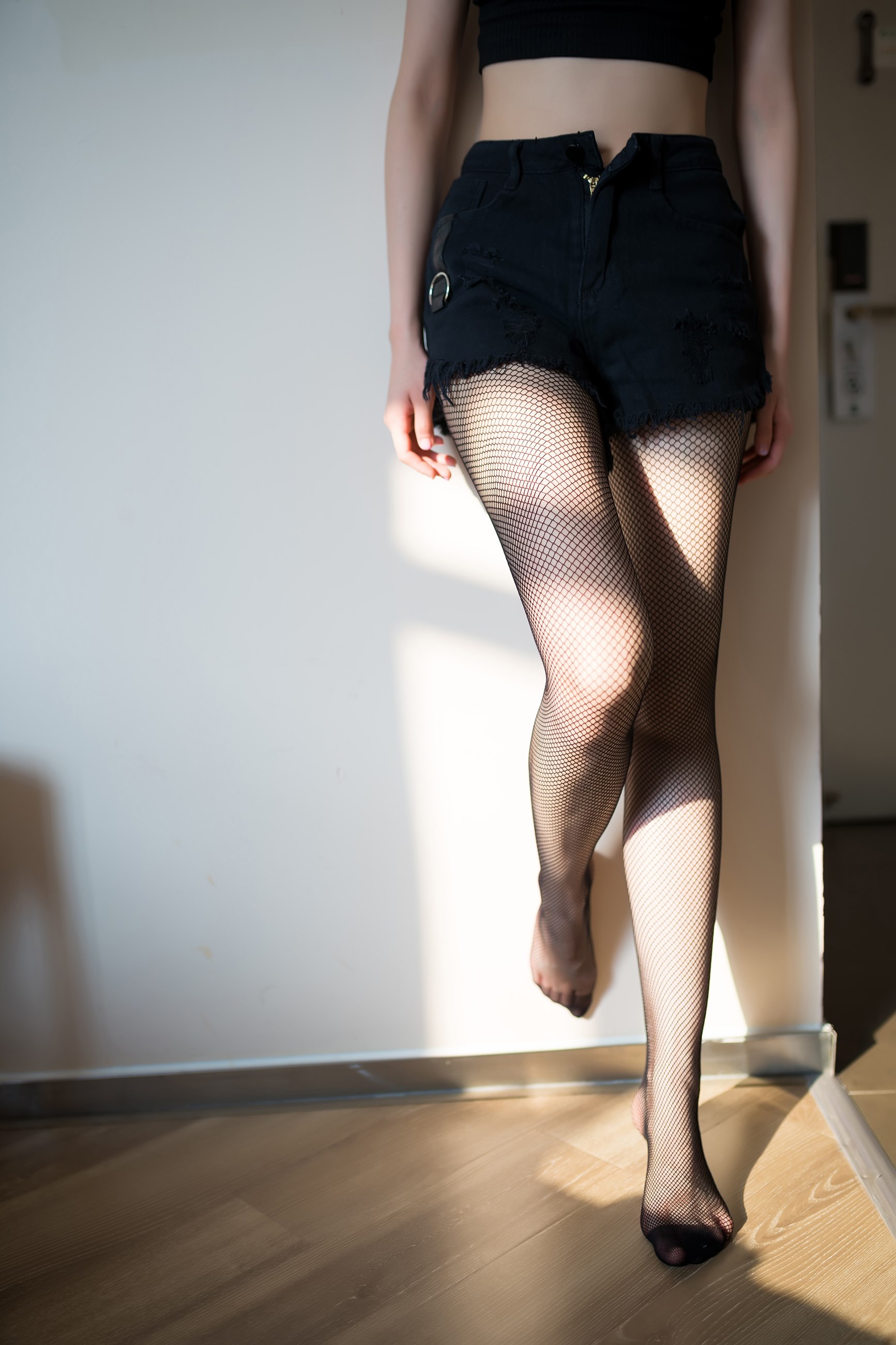 91黑料网快讯：露天酒吧中偶像与情人共享低语时刻，温情互动感染全场